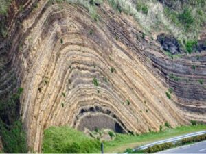 「地層切断面」は、ひときわ目を引く見事な地層の縞模様。高さ約24m、長さ640mの圧倒的スケールの地層です。