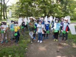 虫取り網と虫かごを持って昆虫採集に出発！