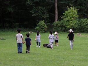 近くの森や小川のほとりを探検！草花や小川の水を触ってみよう。