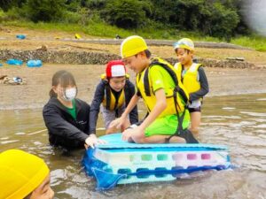 上手に水に浮かべるように練習するところから始めます。