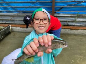 魚のつかみ取りにも挑戦！